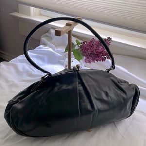 HOBO vintage black leather kisslock frame shoulder bag purse. Great condition!